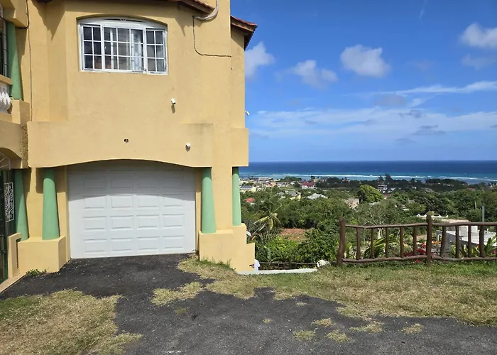 Holiday home Poinciana House *
